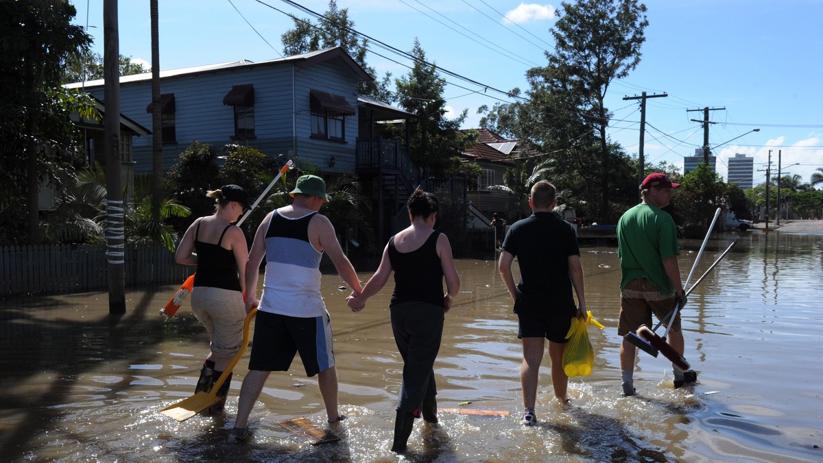 Powodzie, które zdewastowały rozległe terytoria Australii włącznie z trzecim największym miastem kraju - Brisbane będą zapewne najbardziej kosztowną klęską naturalna w historii kraju - powiedział minister skarbu Australii, Wayne Swan.