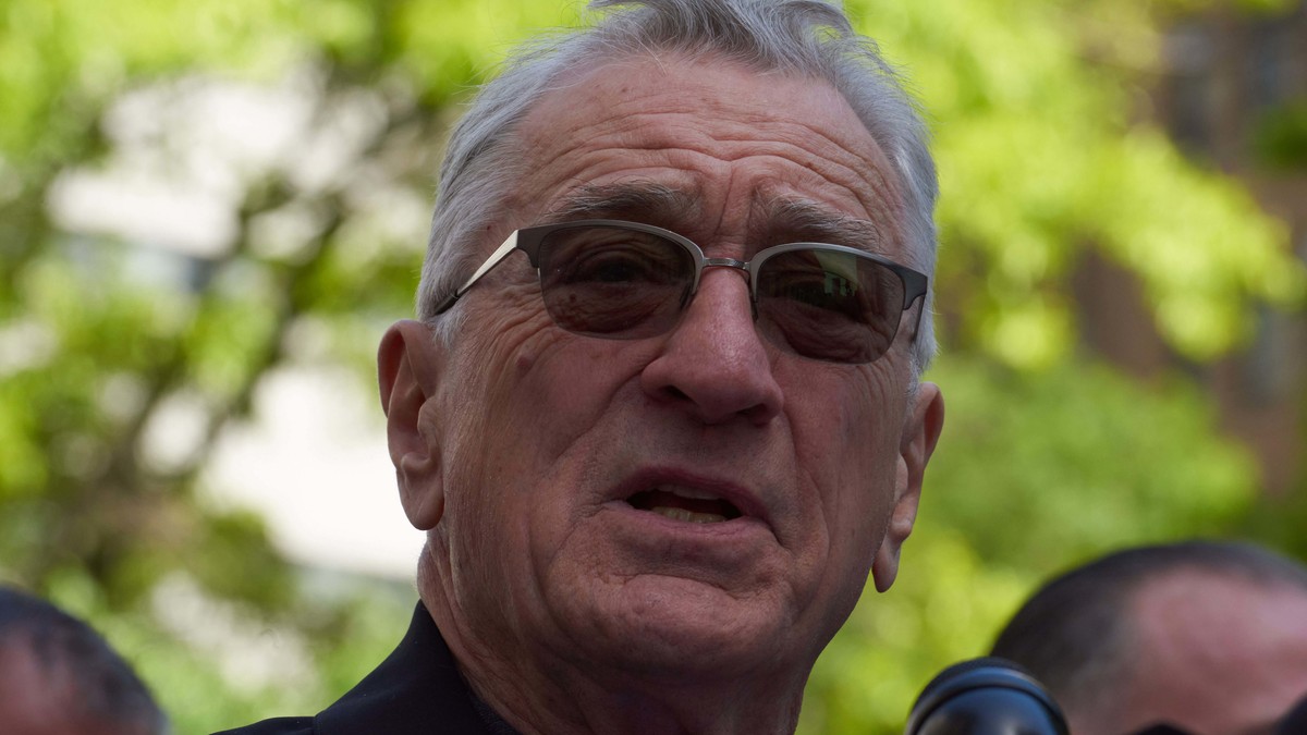 Nagyfater elszabadult! Robert De Niro 81 évesen 11 méter magasból vetette magát a habok közé – videó