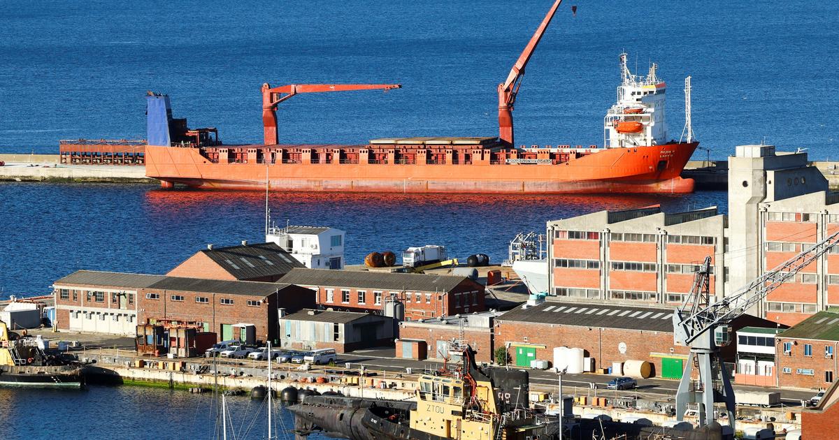 Российское судно, находящееся под санкциями, под покровом ночи выгрузило свой груз в порту ЮАР, а что было выгружено, местные власти не сообщают, сообщает Wall Street Journal.