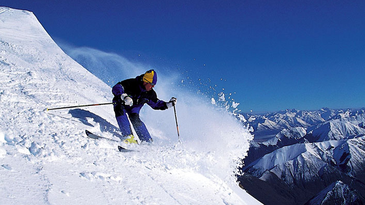 Do dyspozycji narciarzy jest 1400 m oświetlonych tras narciarskich.