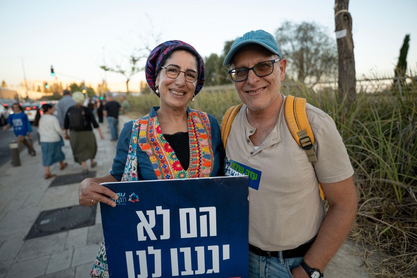 Jisrael (na slici desno, pored supruge) kaže da bi na kraju rata „Hamas mogao da bude potpuno poražen" | Foto: Lee Durant/BBC