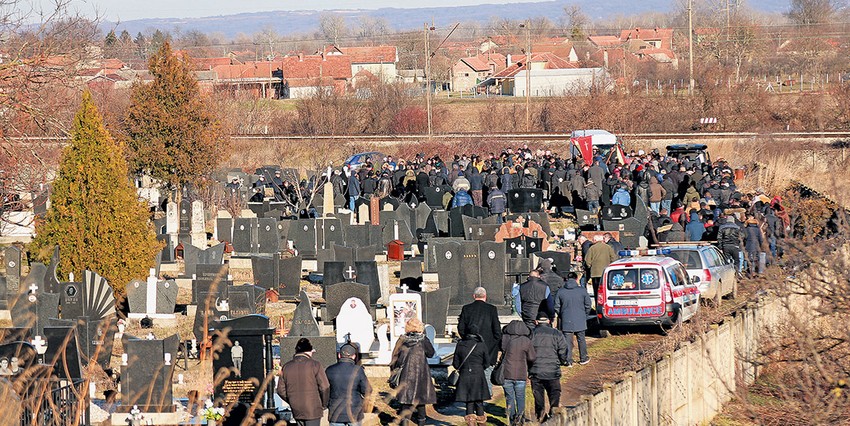 Od Stefana Filića juče su se oprostili članovi porodice, rodbina, prijatelji i školski drugovi. Ispraćen je uz zvuke "Posmrtnog marša"