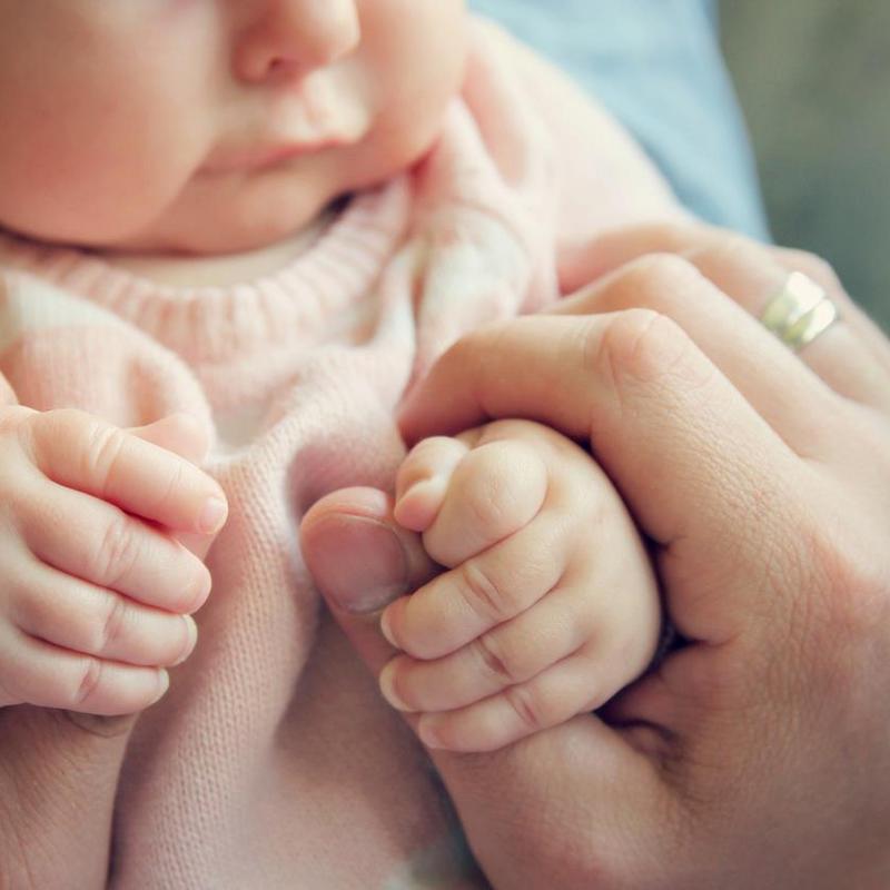 Ulewanie u niemowlaka - przyczyny, ulewanie przez nos i po karmieniu piersią