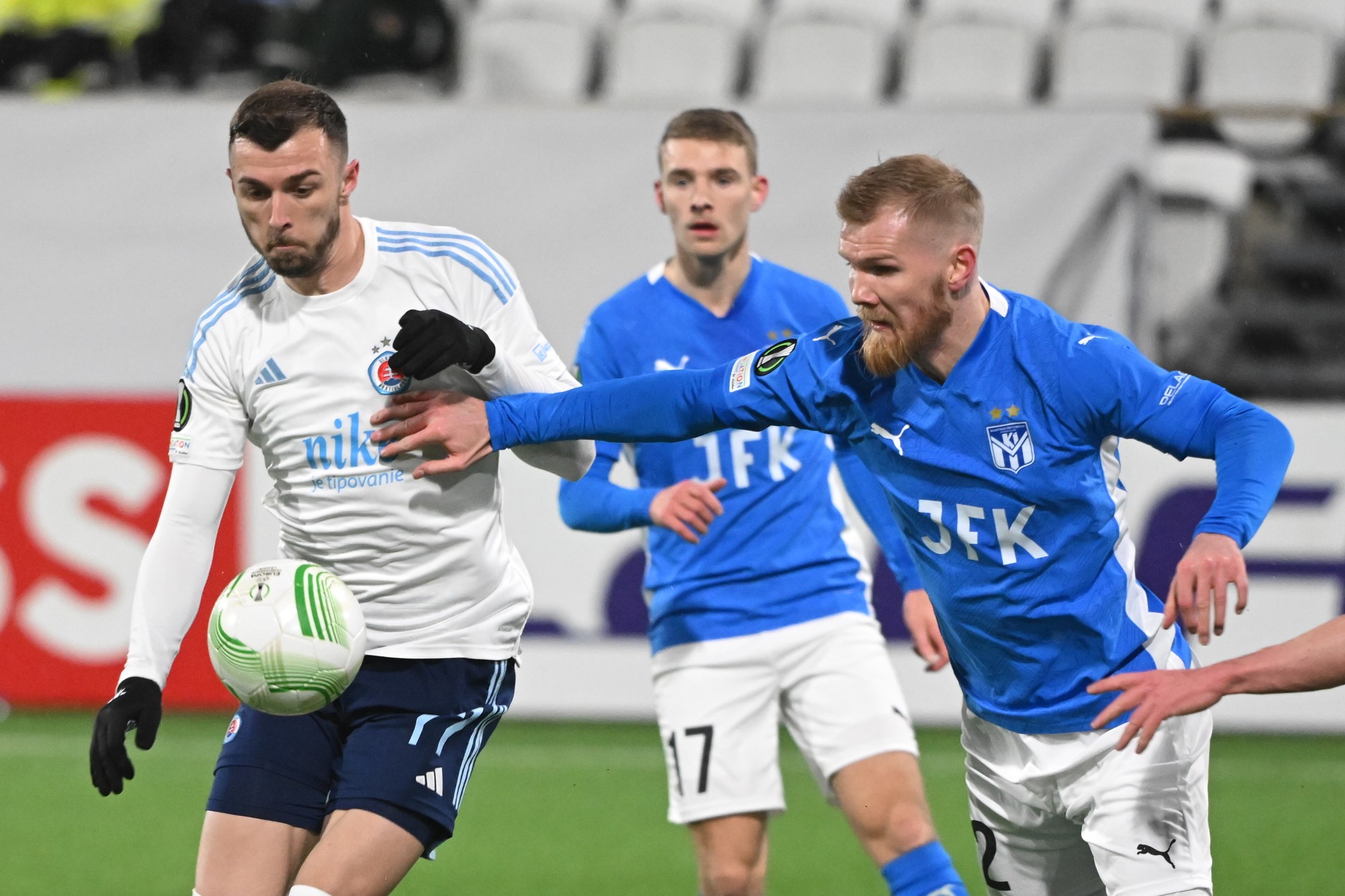 Zľava Aleksandar Čavrič (Slovan) a Odmar Faerö (Klaksvík).