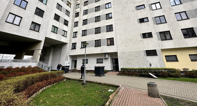Tragedia na warszawskim Bemowie. Lekarze przegrali walkę o życie matki, która wypadła z okna z córeczką