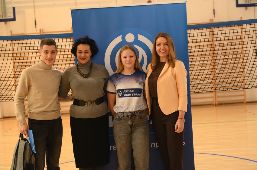 Dobitnica Stipendijskog osiguranja Jelena Aksentijević (OŠ „Danilo Kiš“) sa predstavnicima „Dunav osiguranja“ i SIM-a