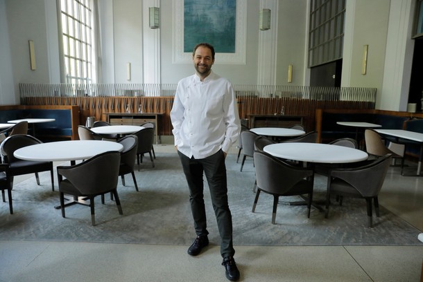 W Eleven Madison Park 10-daniowe menu kosztuje 335 dol. od klienta, natomiast butelka szampana wywinduje rachunek do prawie 4 tys. dol. Na zdjęciu szef kuchni Daniel Humm