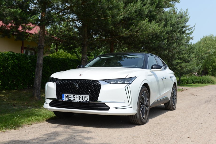 DS4 E-Tense należy do grona SUV-ów, które przyciągają swoim wyglądem. Pewnie jeszcze bardziej interesująco wyglądałby w żywszym kolorze niż biały.