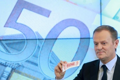 Premier Donald Tusk 50 coś tam trzyma