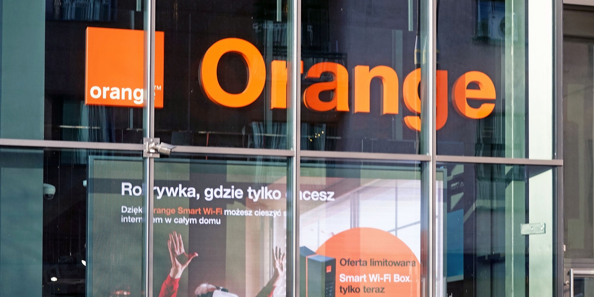 Jako pierwszy rękę po pieniądze do swoich klientów wyciągnął Orange, który w najnowszej ofercie za telefon komórkowy podniósł stawki abonamentu około 5 zł. Teraz na podobny krok zdecydował się Play. 