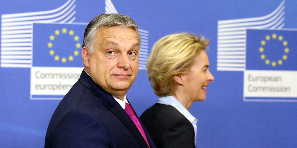 Premier Węgier Viktor Orban i przewodnicząca Komisji Europejskiej Ursula von der Leyen podczas unijnego szczytu w 2020 r.