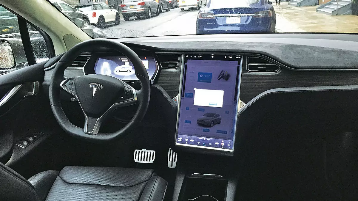 Auta marki Tesla rejestrują mnóstwo danych, w tym również nagrania i zdjęcia. Są one potrzebne m.in. do tego, żeby rozwijać sztuczną inteligencję wykorzystywaną do jazdy w trybie autonomocznym. 