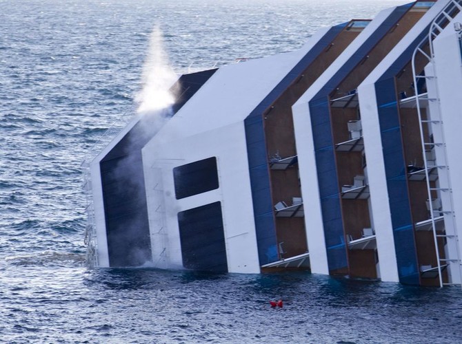 Statek uderzył w skały w piątkowy wieczór