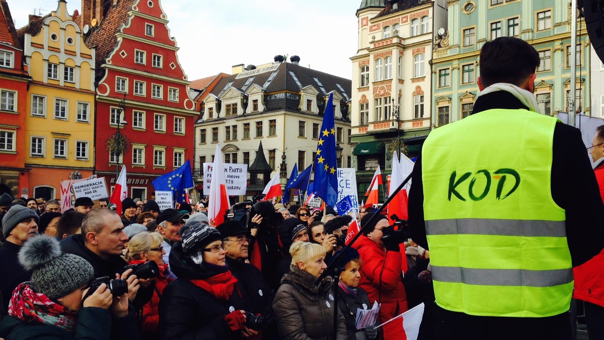 - Nie wszyscy Kurscy są do kitu - w ten sposób do nominacji swojego brata na prezesa TVP nawiązał Jarosław Kurski, wicenaczelny "Gazety Wyborczej". - Najlepszym komentarzem do nowej ustawy medialnej jest jej pierwszy owoc - mówił wcześniej o Jacku Kurskim Seweryn Blumsztajn. - Uwaga, jesteśmy w domu wariatów - dodał. - Nikt nie zachował się tak chamsko, jak Prawo i Sprawiedliwości - mówiła z kolei Ewa Wanat, była dyrektorka Radia RDC, a zdaniem Jacka Żakowskiego media nie stanęły na wysokości zadania, bo gdyby tak się stało, to "PiS nie rządziłby dziś w Polsce". To kilka głosów z manifestacji KOD w Warszawie. Manifestacje w obronie wolnych mediów, krytykujące nową ustawę medialną PiS odbywały się dziś w całej Polsce.