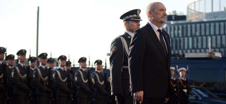 Macierewicz musi odejść? Nawet wyborcy PiS chcą zmian w rządzie [SONDAŻ]