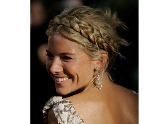 Dziewczęco, lekko i oryginalnie, Sienna Miller wie, jak dodać sobie uroku fryzurą
