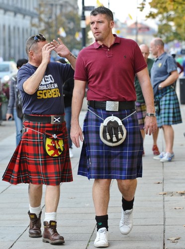 Najazd Szkotów na Warszawę. Kibice w tradycyjnych kiltach spacerują po stolicy