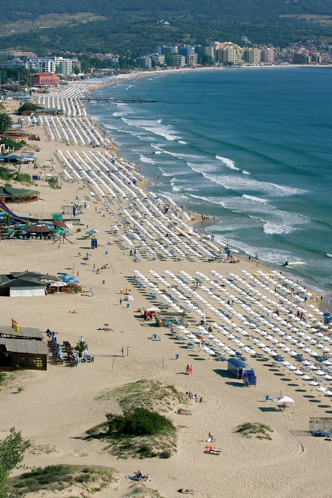 Panoramski pogled na 5 kilometara dugačku plažu u Sunčevom bregu 