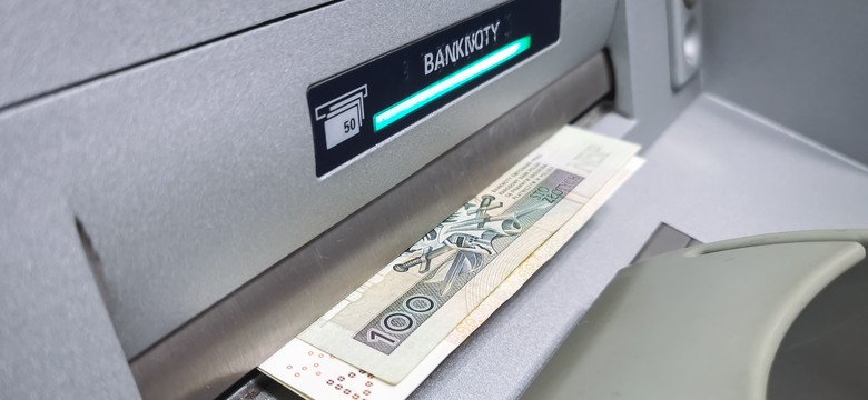 Znalazła kartę bankomatową i płaciła za zakupy. Odpowie za kradzież