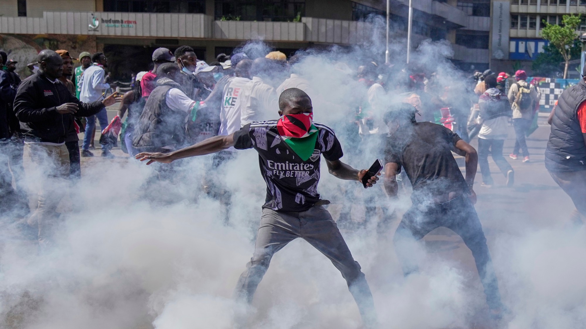 Na snímke policajti používajú na demonštrantov slzotvorný plyn počas protestu k príležitosti prvého výročia protestu proti zavedeniu nových daní v centre Nairobi v stredu 25. júna 2025.