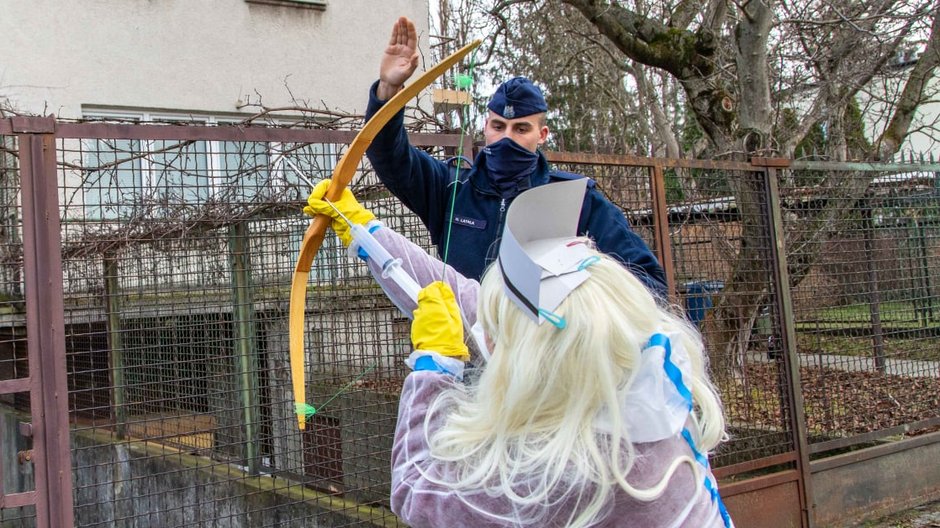 Szczepienie Jarosława Kaczyńskiego stało się przedmiotem happeningu