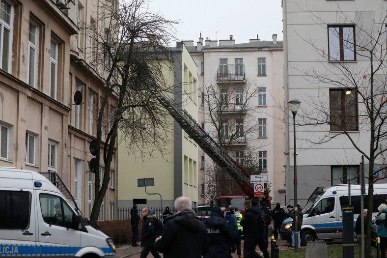 Policjanci zaglądający ze strażackiego podnośnika do mieszkania wynajętego przez działaczy Lotnej Brygady Opozycji