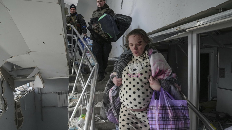 Marianna podczas ewakuacji ze szpitala położniczego