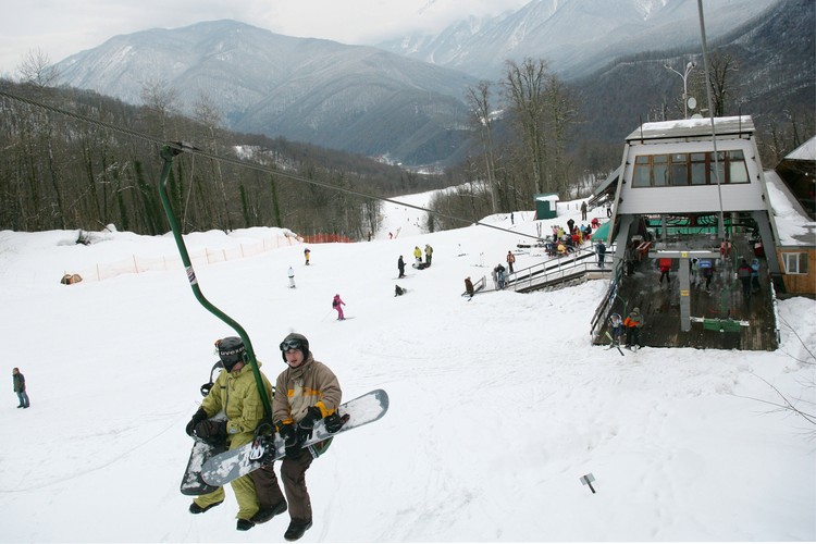 3. Karusel Kompleks narciarski i wioska dla dziennikarzy. Kompleks został wybudowany przez <b>Magomeda Bilalowa</b>, brata Ahmeda Bilalowa – wiceprzewodniczącego Komitetu Olimpijskiego. Budowa ciągnęła się przez dwa lata. Sam prezydent Putin przyznał, że pojawiły się problem z jakością i terminowością budowy. Ahmed Bilalow został zwolniony i sprawą zainteresowała się prokuratura. Jego bratu również postawiono zarzuty. Obaj zbiegli za granicę. Koszt projektu: 2,45 mld dolarów. Na zdjęciu: Narciarze w Krasnej Polanie
