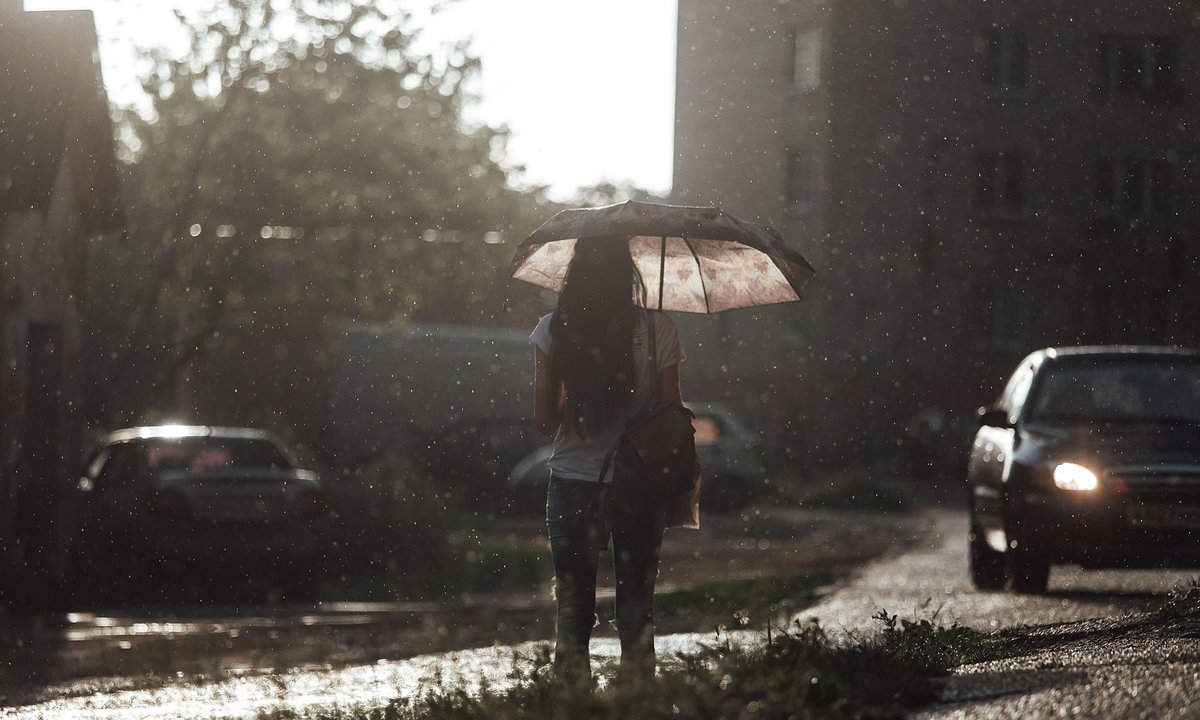 Lubisz, jak pada deszcz? Psychologia ma na to konkretne wyjaśnienie