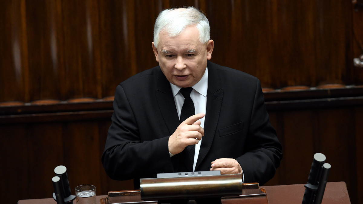 Potrzebny jest co najmniej przegląd konstytucji, a być może nowa konstytucja - oświadczył prezes PiS Jarosław Kaczyński podczas środowej debaty nad expose premier Beaty Szydło. Opowiedział się również za zmianami w ordynacji wyborczej.