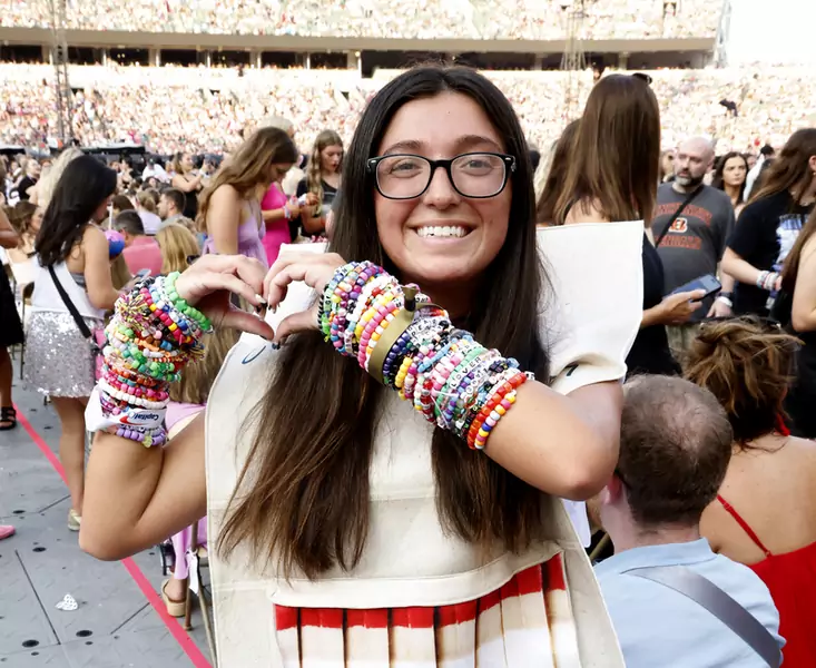 Swiftie, czyli fanka Taylor Swift z fanowskim bransoletkami na rękach. Koncert w Cincinnati, czerwiec 2023 r.