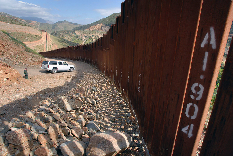 USA MEXICO BORDER FENCE