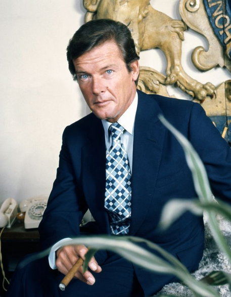 Roger Moore (fot. Allan warren, opublikowano na licencji Creative Commons Uznanie autorstwa – Na tych samych warunkach 3.0)