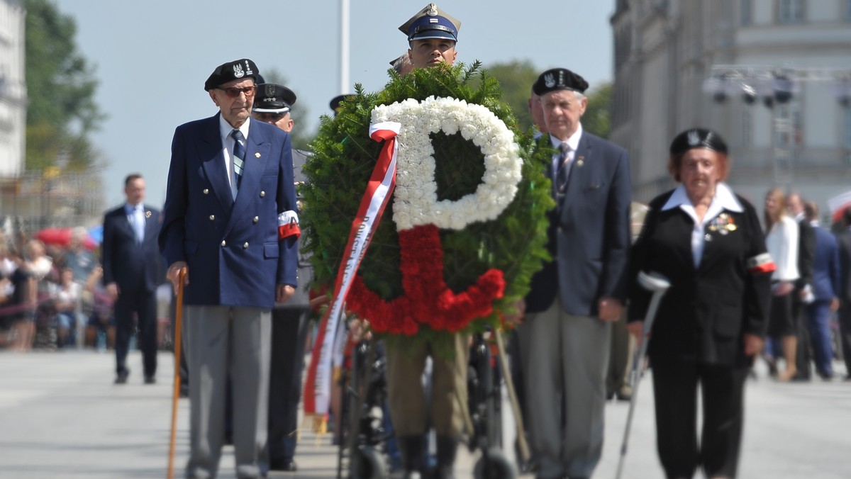 Punktualnie o 17 – w godzinę "W" – we Wrocławiu, podobnie jak niemal w całym kraju, zawyły syreny alarmowe. W niektórych miejscach ruch uliczny został na chwilę wstrzymany. W ten sposób w mieście uczczono 73. rocznicę wybuchu Powstania Warszawskiego.