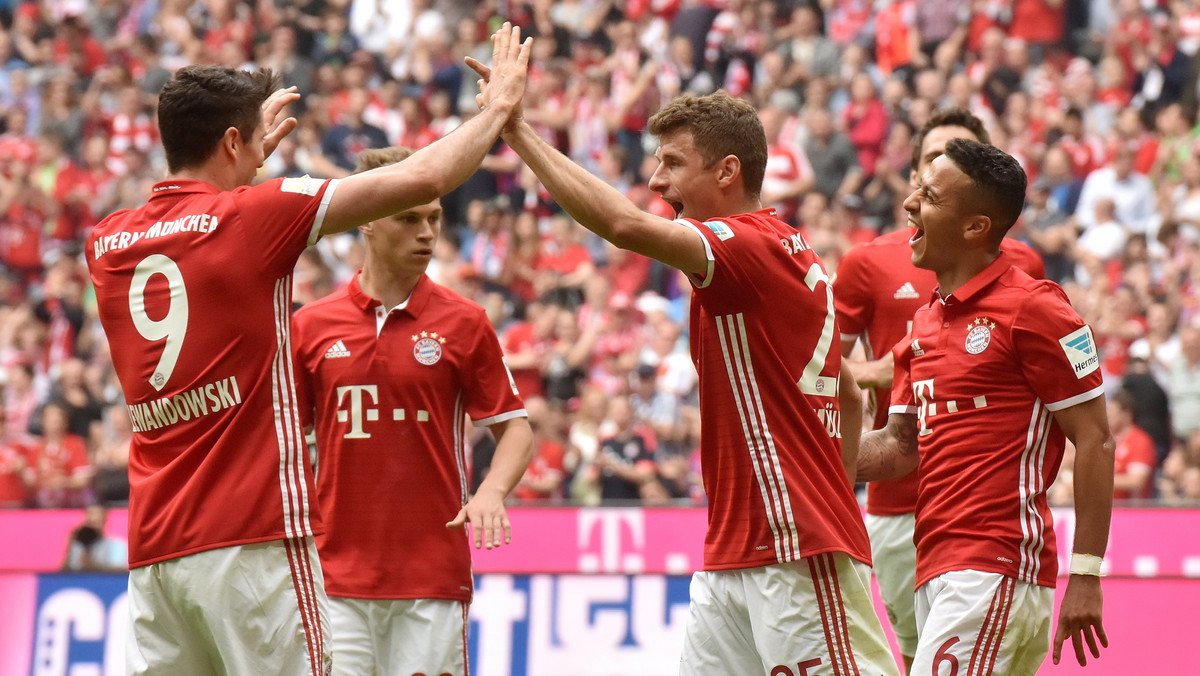 Bayern Monachium rozbił 6:0 (2:0) Augsburg w 26. kolejce Bundesligi. Robert Lewandowski ustrzelił szóstego hat-tricka i pod tym względem zrównał się rekordzistą wśród obcokrajowców ligi niemieckiej Claudiem Pizarro. Polski napastnik asystował także przy dwóch bramkach kolegów. "Lewy" imponuje skutecznością. Łącznie w 43 spotkaniach w tym sezonie dla Bayernu i reprezentacji Polski zdobył 44 bramki.