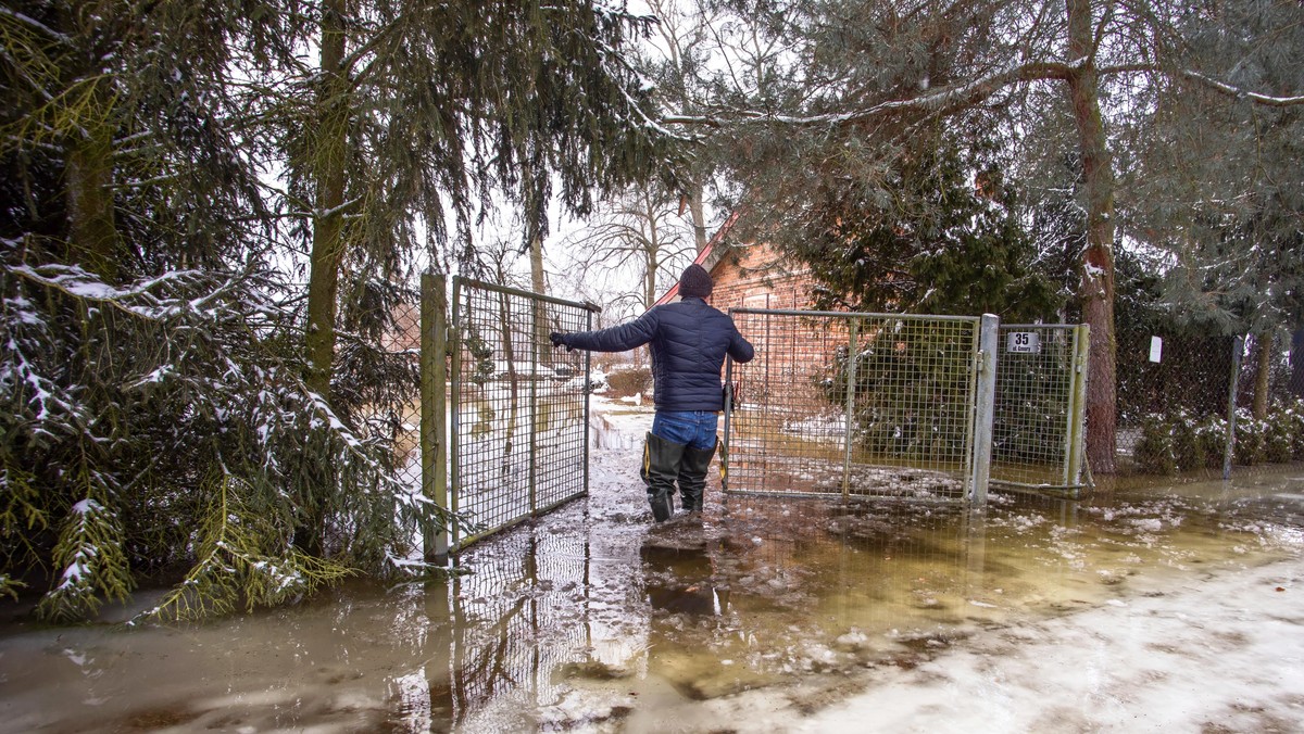  Płock: Zator na Wiśle. Są podtopienia, władze apelują o lodołamacze