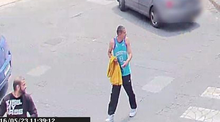 A zsaruk a képen látható fiatalembert keresik, aki betörte a villamos ablakát /Fotó: police.hu
