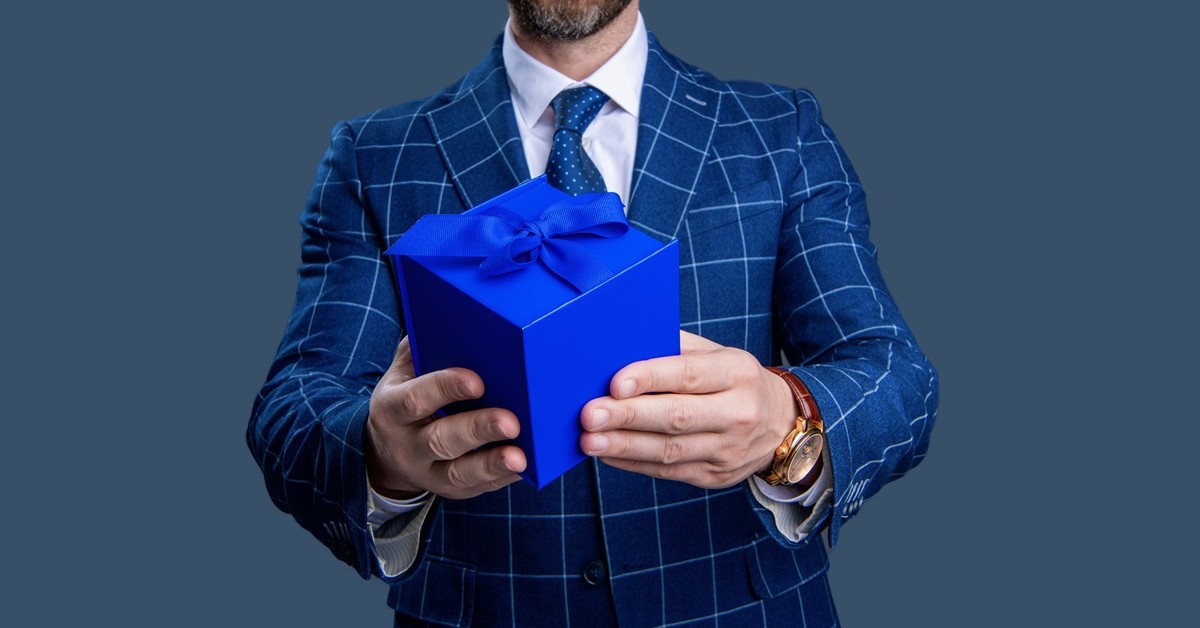 Świąteczne prezenty pod lupą skarbówki: do jakiej wartości można wręczyć prezent kontrahentom? Czy trzeba zapłacić podatek?