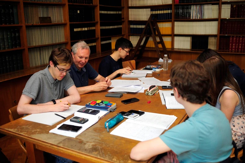 Andrej Kukuruzar (levo) tokom priprema za takmičenje na Hemijskom fakultetu