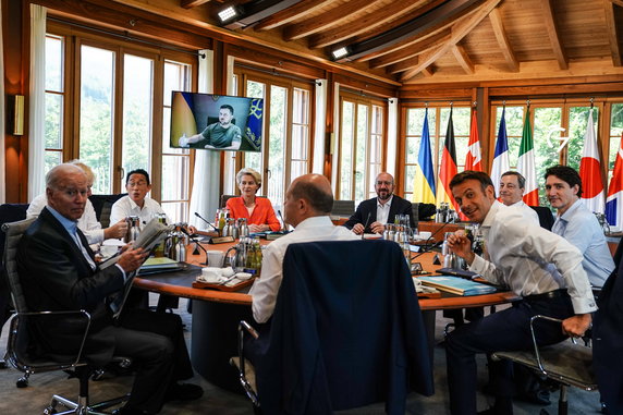 Przywódcy państw G7 podczas szczytu w niemieckim zamku Elmau. Rozmawiali za pomocą łącza wideo z prezydentem Ukrainy Wołodymyrem Zełenskim. 27.06.2022 r.
