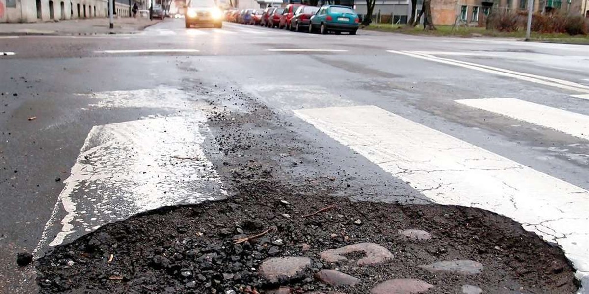 Oszczędzili na zimie, niech łatają drogi