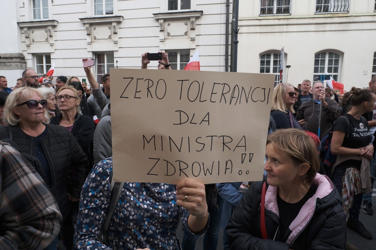 Przeciwnicy obostrzeń antycovidowych demonstrowali w Warszawie
