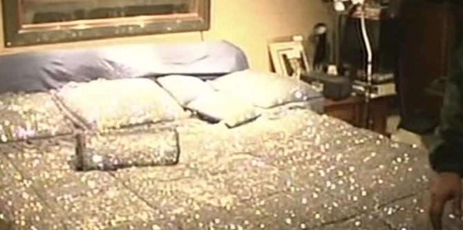 Krevet sa prekrivačem od cirkona