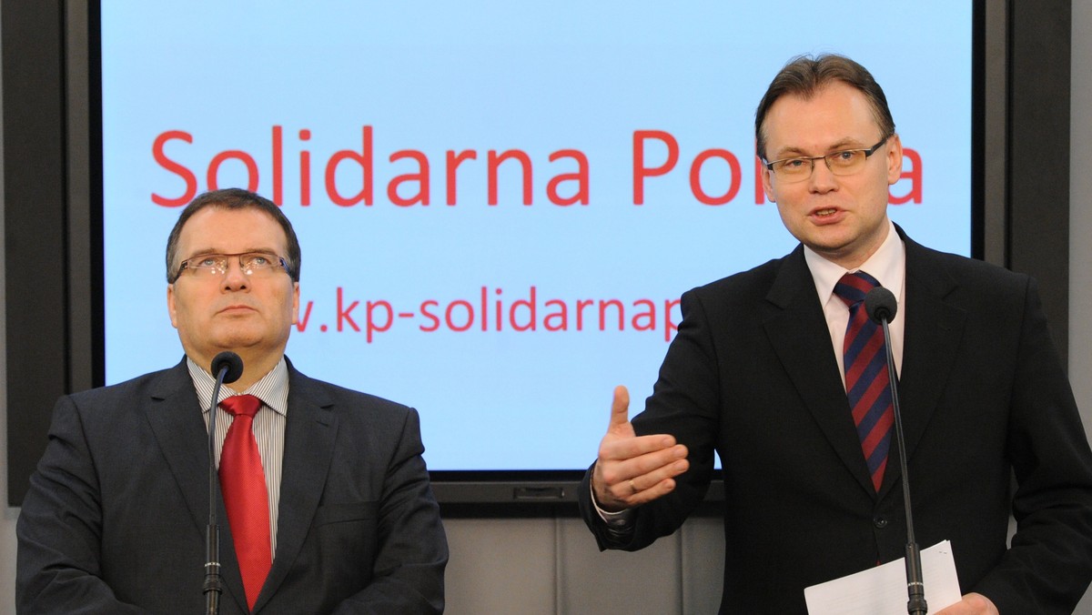 Posłowie klubu Solidarna Polska zaapelowali do Platformy Obywatelskiej o "opamiętanie się" i zmianę przepisów noweli ustawy refundacyjnej podczas jej procedowania w Senacie. SP chce, aby aptekarze nie byli karani za realizację recept z błędami.