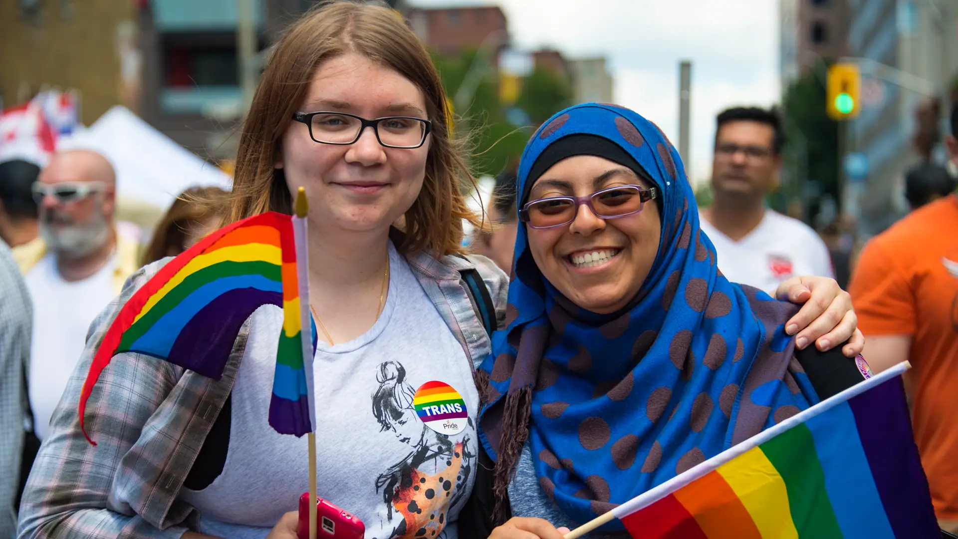 "Mówili, że czeka mnie piekło. Dziś odkrywam inną stronę islamu". Kim są muzułmanie/ki LGBT+?