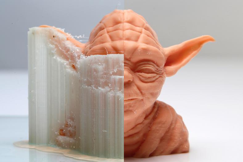 Dzięki rozpuszczalnym w wodzie wspornikom można precyzyjnie drukować części odstające, choćby uszy Mistrza Yody 