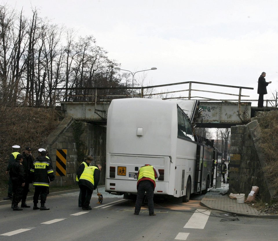 ŚWIDNICA WYPADEK AUTOBUS DZIECI RANNI