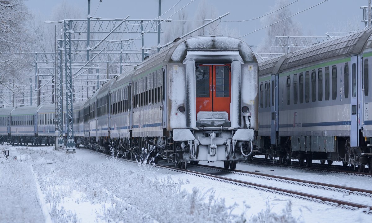 Zima znów paraliżuje Polskę. Gigantyczne utrudnienia na kolei