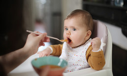 Karmienie mieszane niemowląt - kiedy stosować? Zasady karmienia mieszanego 