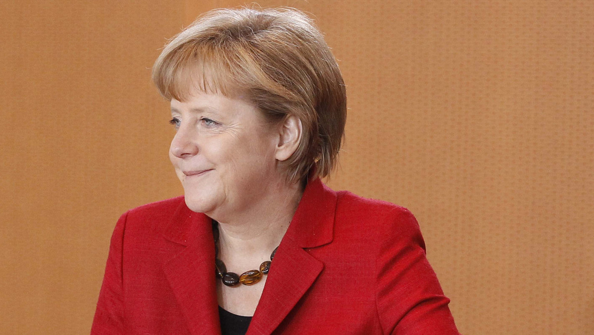 Zadłużenie niektórych krajów Unii Europejskiej jest główną przyczyną kryzysu euro, a nie słabość tej waluty - powiedziała rano na forum gospodarczym w Singapurze kanclerz Niemiec Angela Merkel.